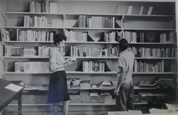 Foto de Biblioteca de la Fábrica de Envases Metálicos, 1963. Cooperativa Fotográfica. Colección de fotografías BNJM.